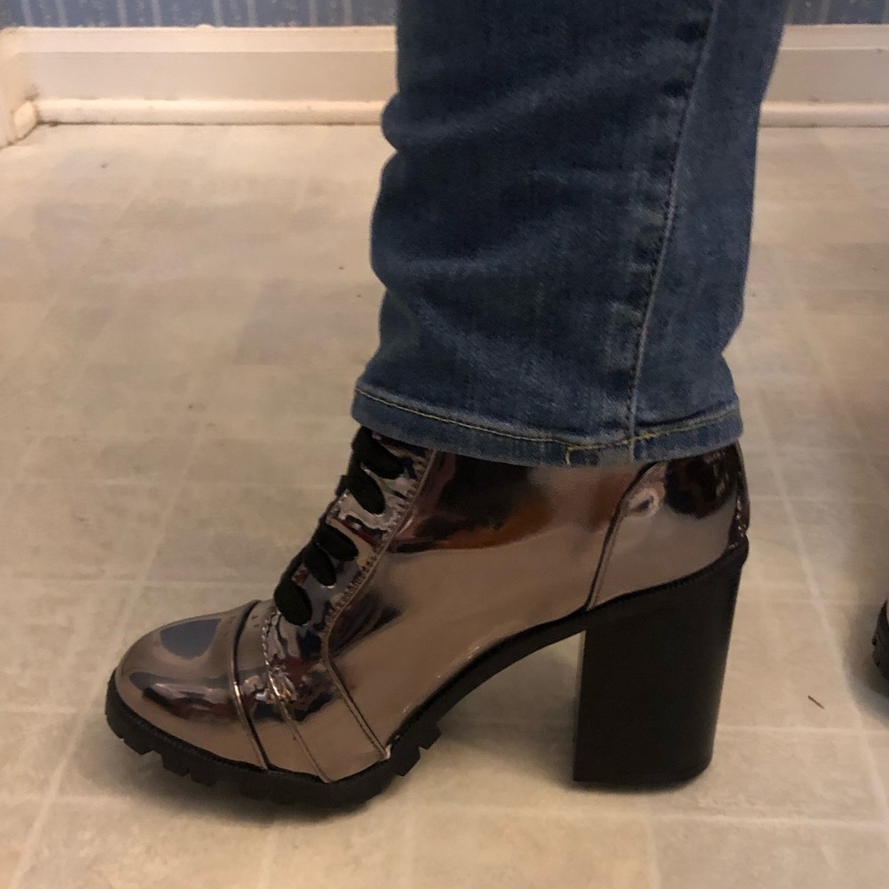 NWT QUPID Metallic Lace Up Chunky Heel Boots/ Booties - Picture 5 of 10